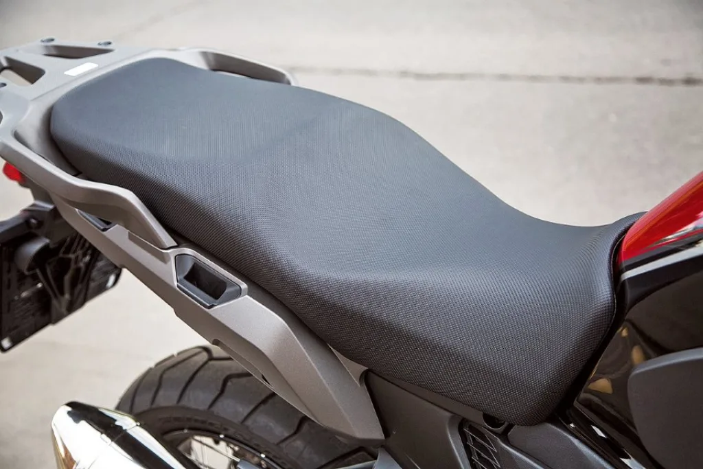 Сдвоенное сидение черного цвета на мотоцикле Honda VFR1200X Crosstourer