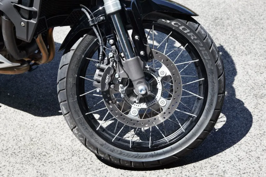 Дисковый тормоз на переднем колесе байка Honda VFR1200X Crosstourer