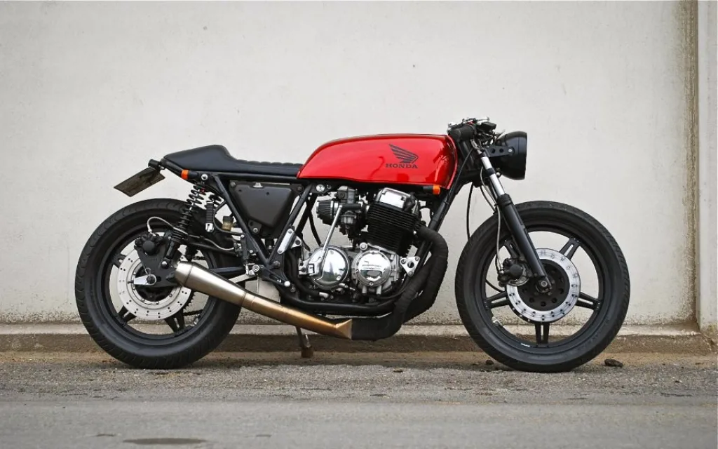 Красный бензобак на переоборудованном мотоцикле Honda CB 750 cafe racer