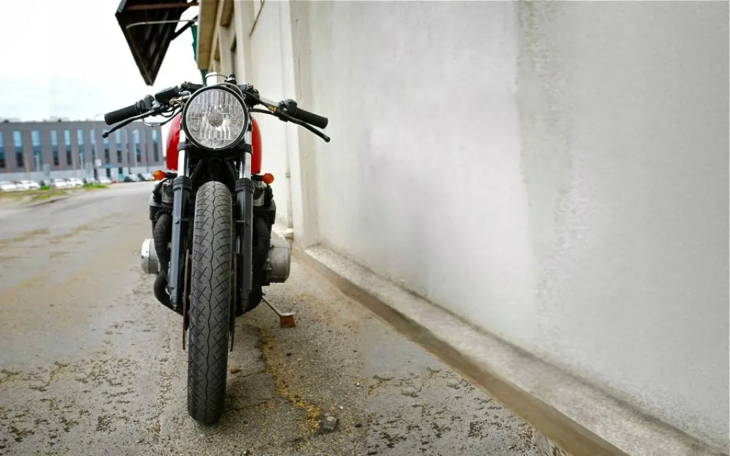 Низкий руль на кастом версии мотоцикла Honda CB 750 cafe racer