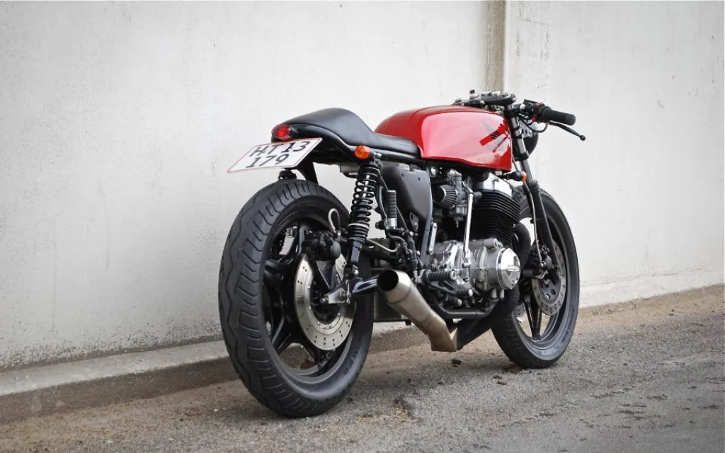 Дисковый тормоз на заднем колесе байка Honda CB 750 cafe racer