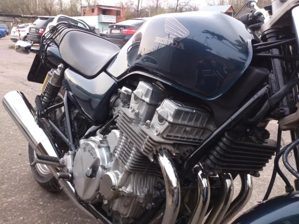 Алюминиевые ребра на цилиндрах двигателя японского байка Honda CB 750