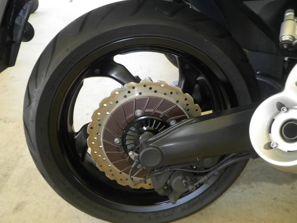 Тормозной диск на заднем колесе японского байка Yamaha V MAX 1700