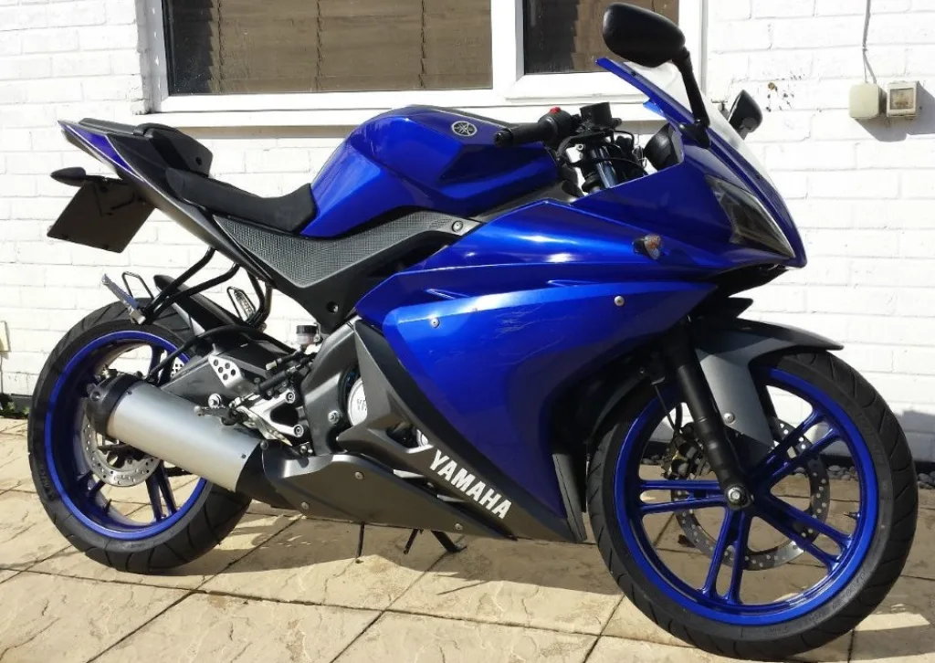 Темно-синий обтекатель на спортивном байке Yamaha YZF-R125