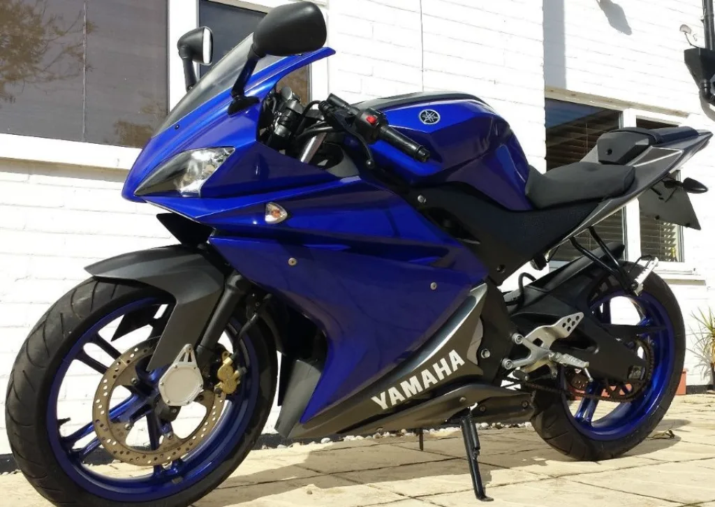 Фото спортивного байка начального класса Yamaha YZF-R125