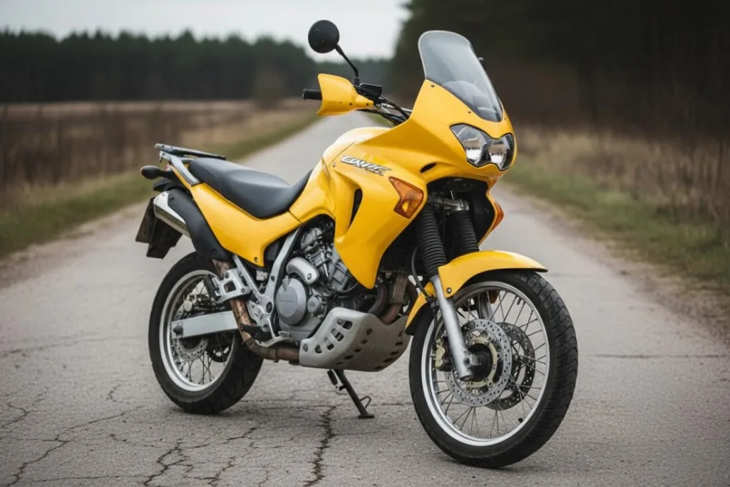 Желтый обтекатель на байке Honda XL700V Transalp японского производства