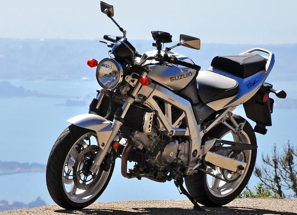 Серебристая окраска японского байка Suzuki SV650 с раздельными сидениями