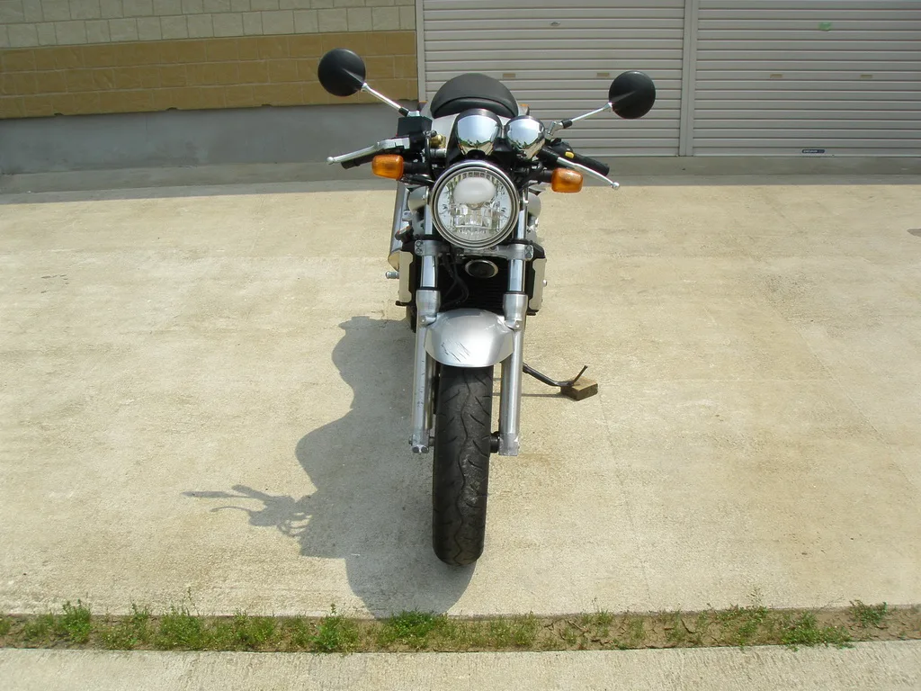 Вид спереди японского байка Suzuki SV400 с круглой фарой