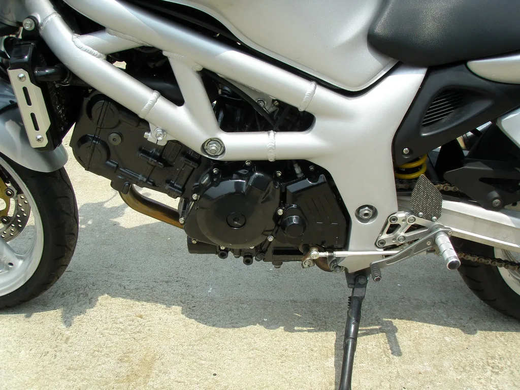 Четырехтактный двигатель черного цвета на японском байке Suzuki SV400