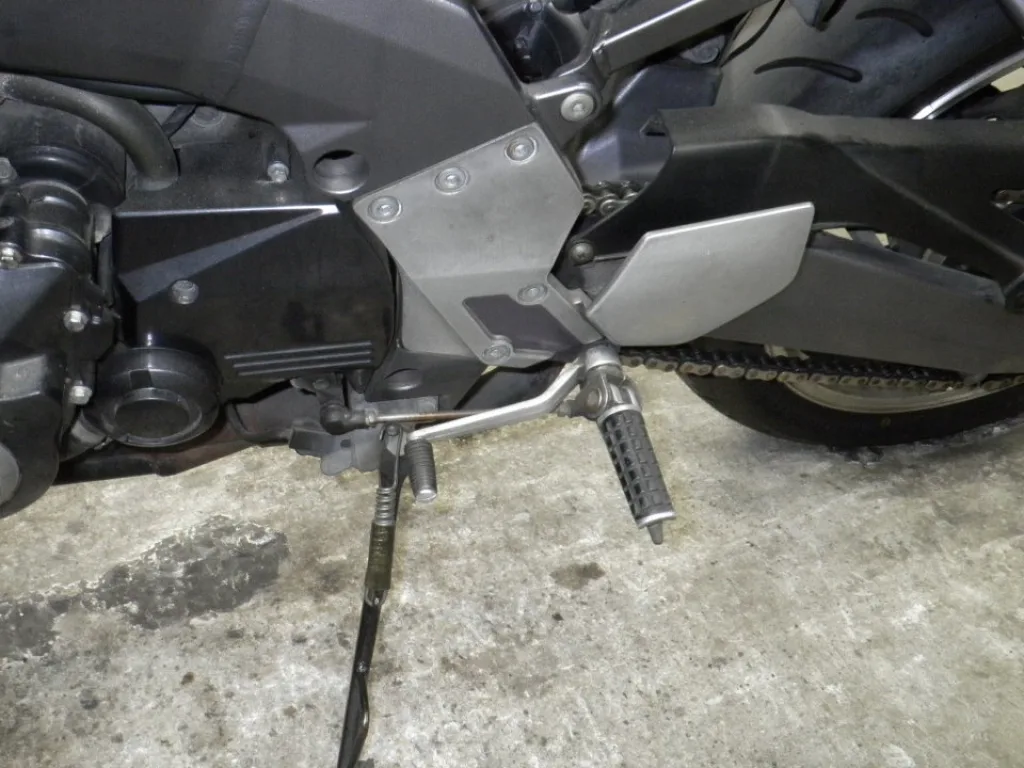 Водительская подножка с левой стороны мотоцикла Kawasaki Xanthus 400