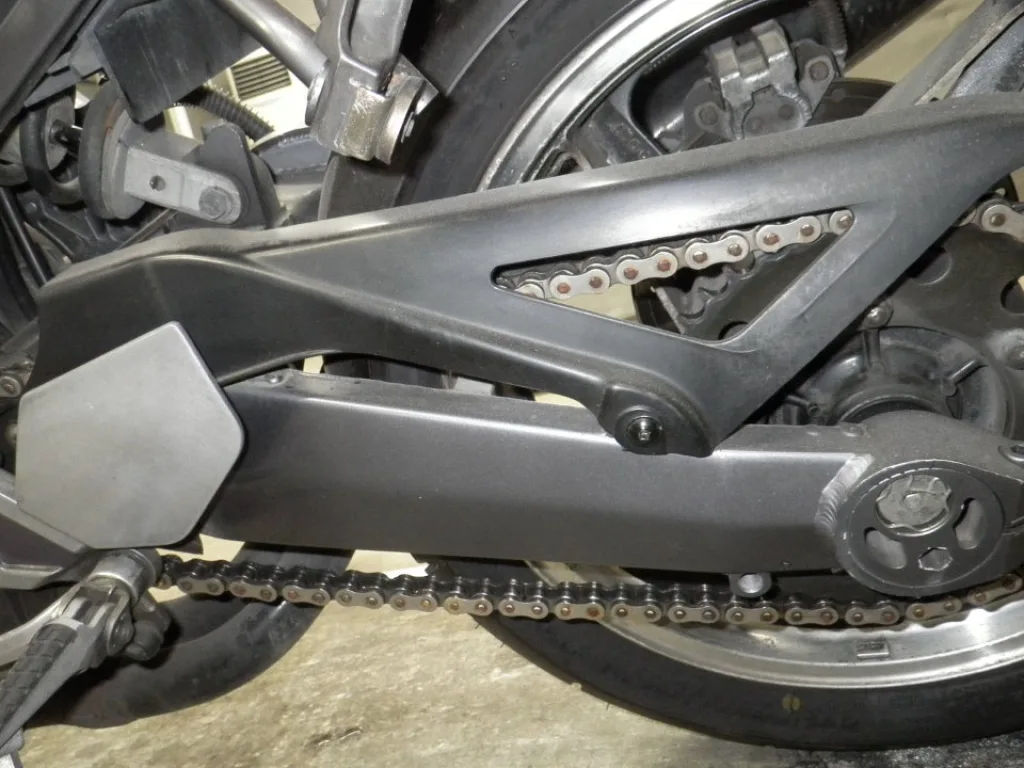 Металлический защитный щиток на цепном приводе байка Kawasaki Xanthus 400