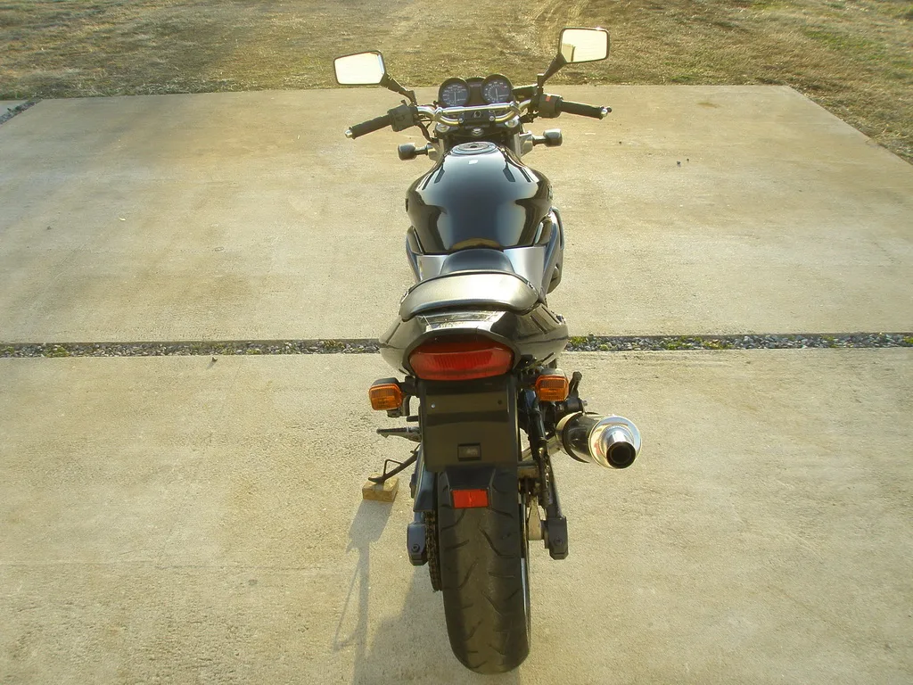 Фонарь стоп-сигнала в задней части байка Kawasaki Xanthus 400