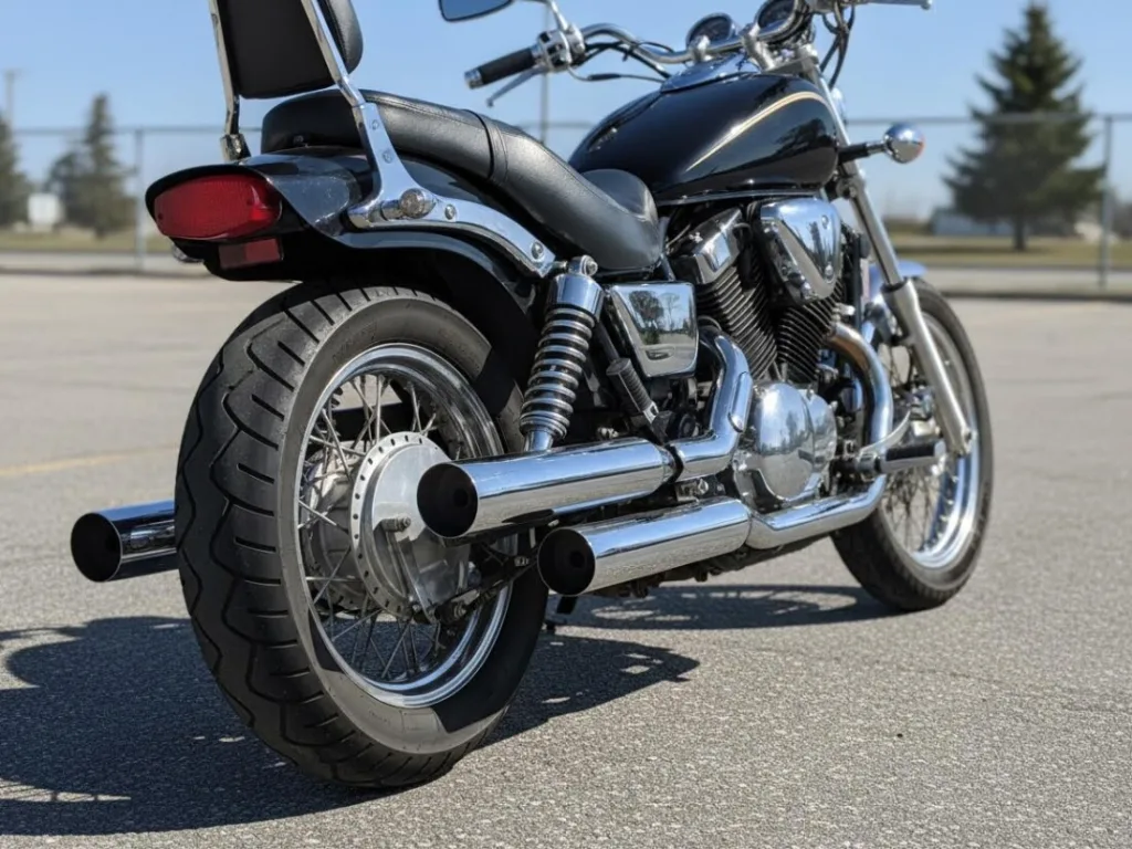 Хромированные глушители на мотоцикле Honda Magna 750