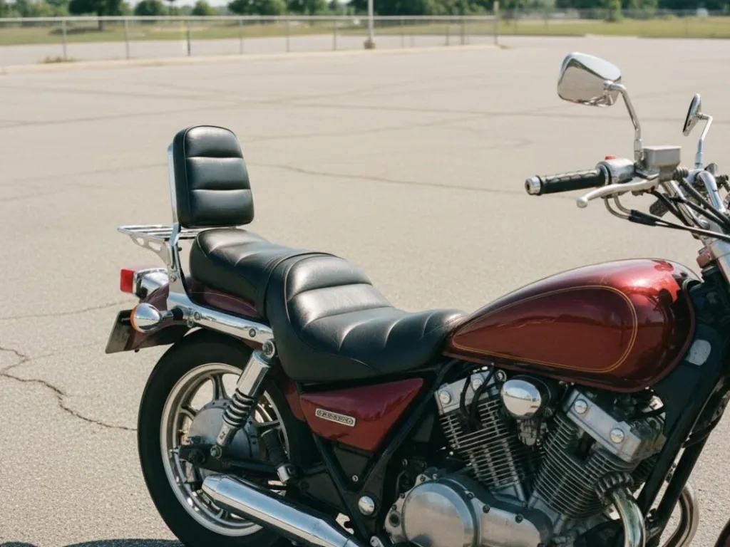Широкие сидения на мотоцикле Honda Magna 750 японского производства