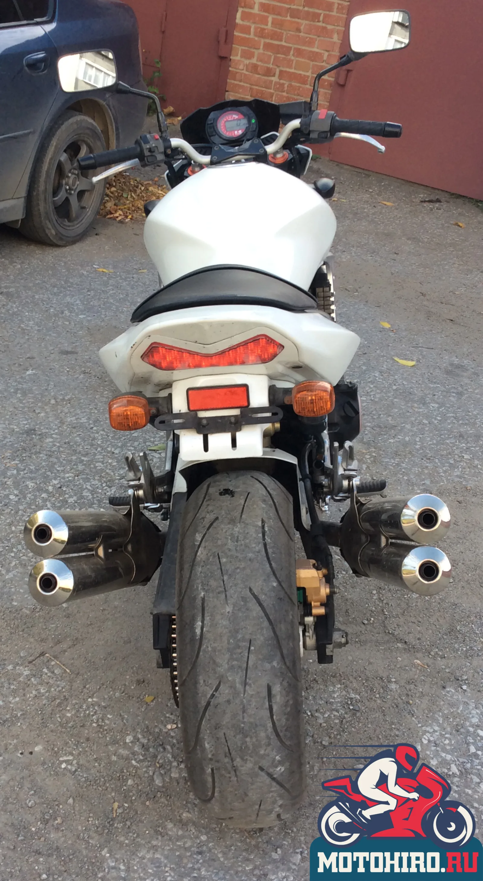 Вид сзади на Kawasaki z1000 двойной выхлоп
