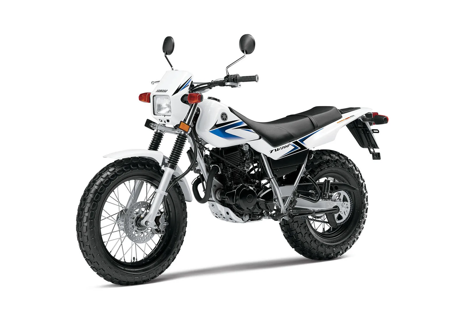 Yamaha TW 200 на белом фоне вид спереди сбоку