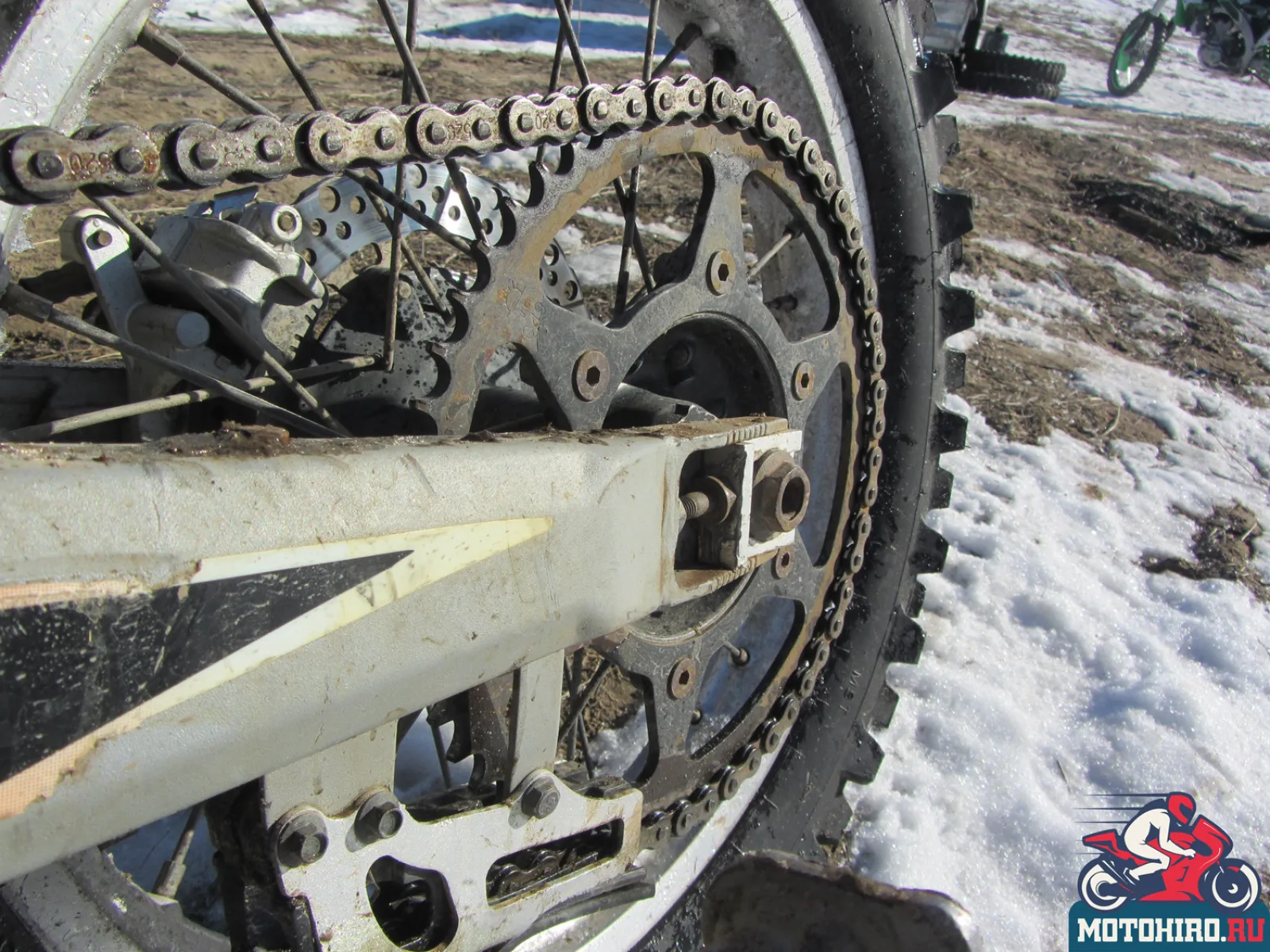 Маятник задней подвески с цепной передачей на байке Xmotos XZ250 Cross