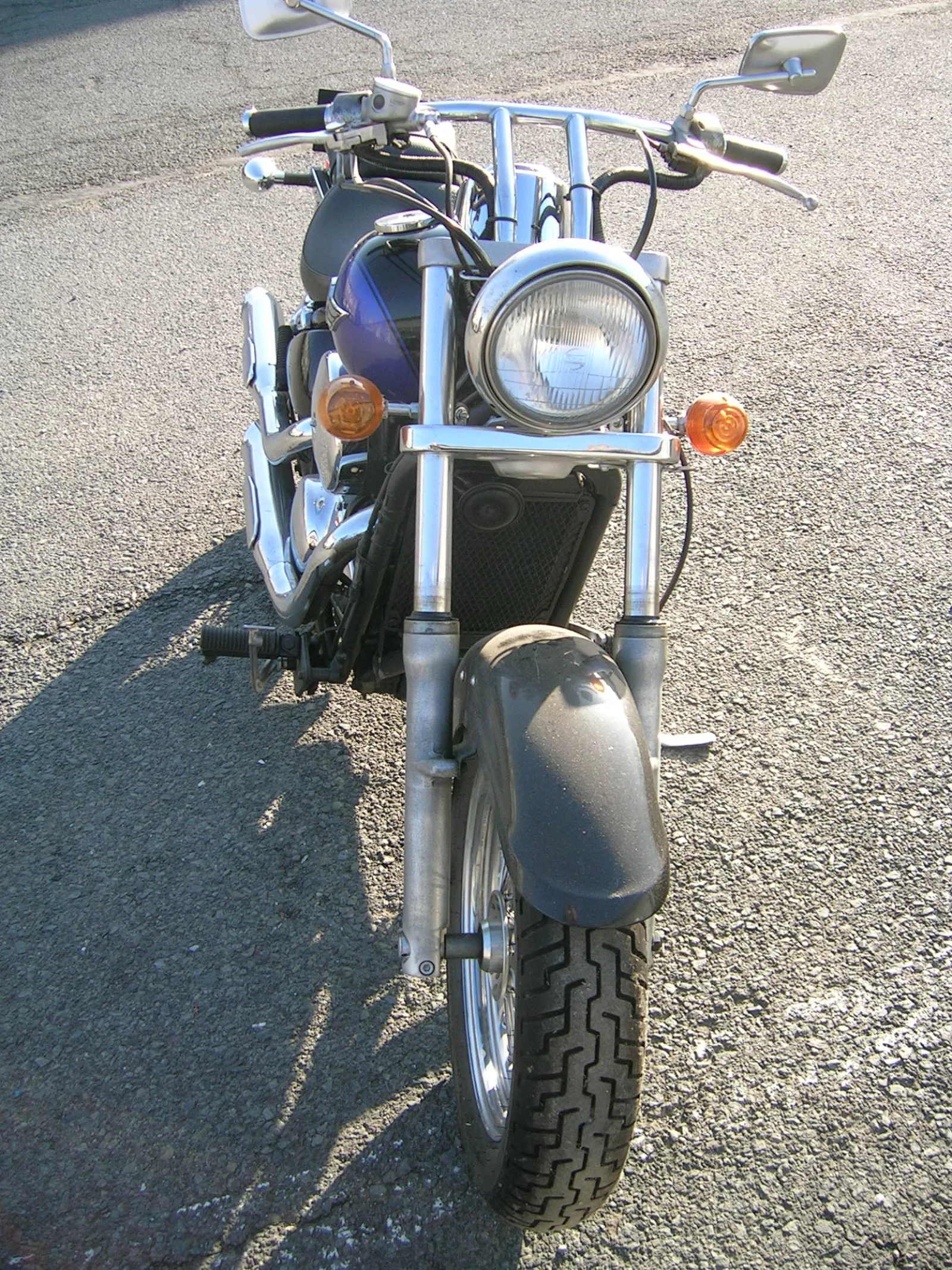 Вид спереди классического круизера Kawasaki Vulcan VN 400