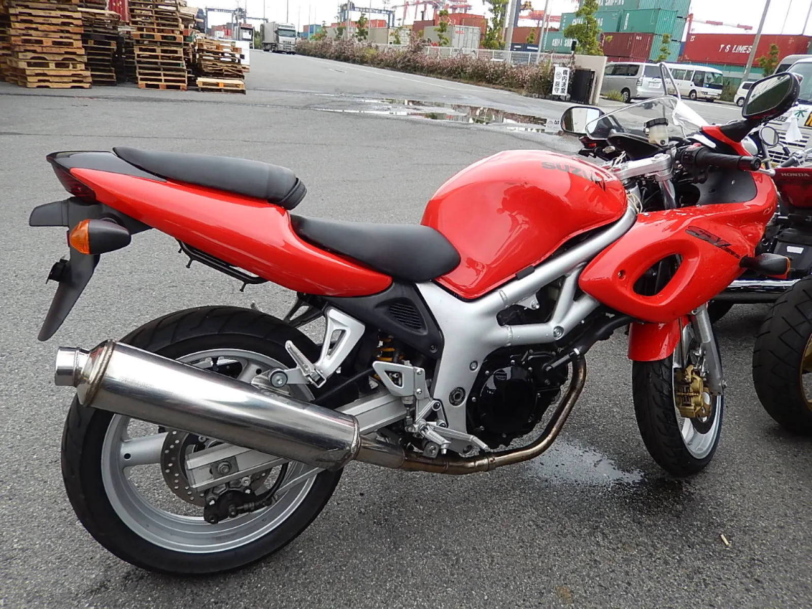 Высоко поднятая задняя часть мотоцикла Suzuki SV 400S спортивного типа