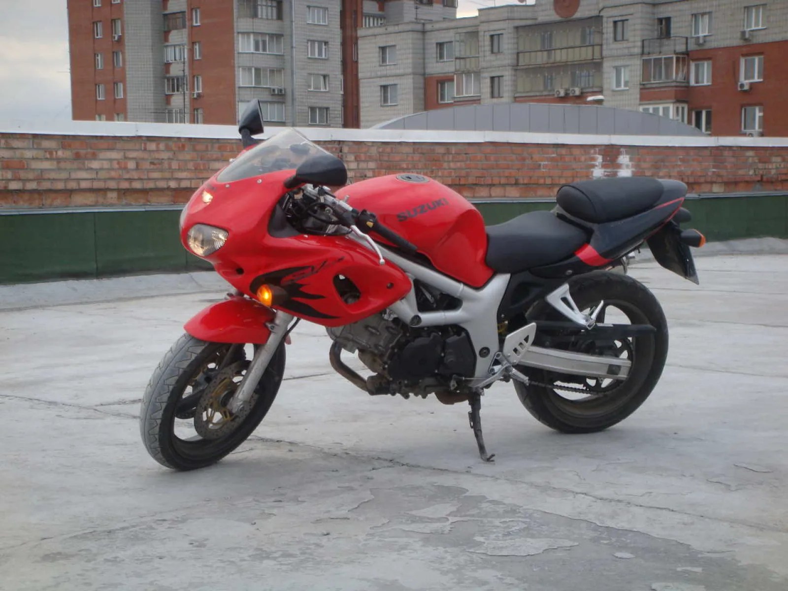 Красный пластиковый ветровик в передней части байка Suzuki SV 400S