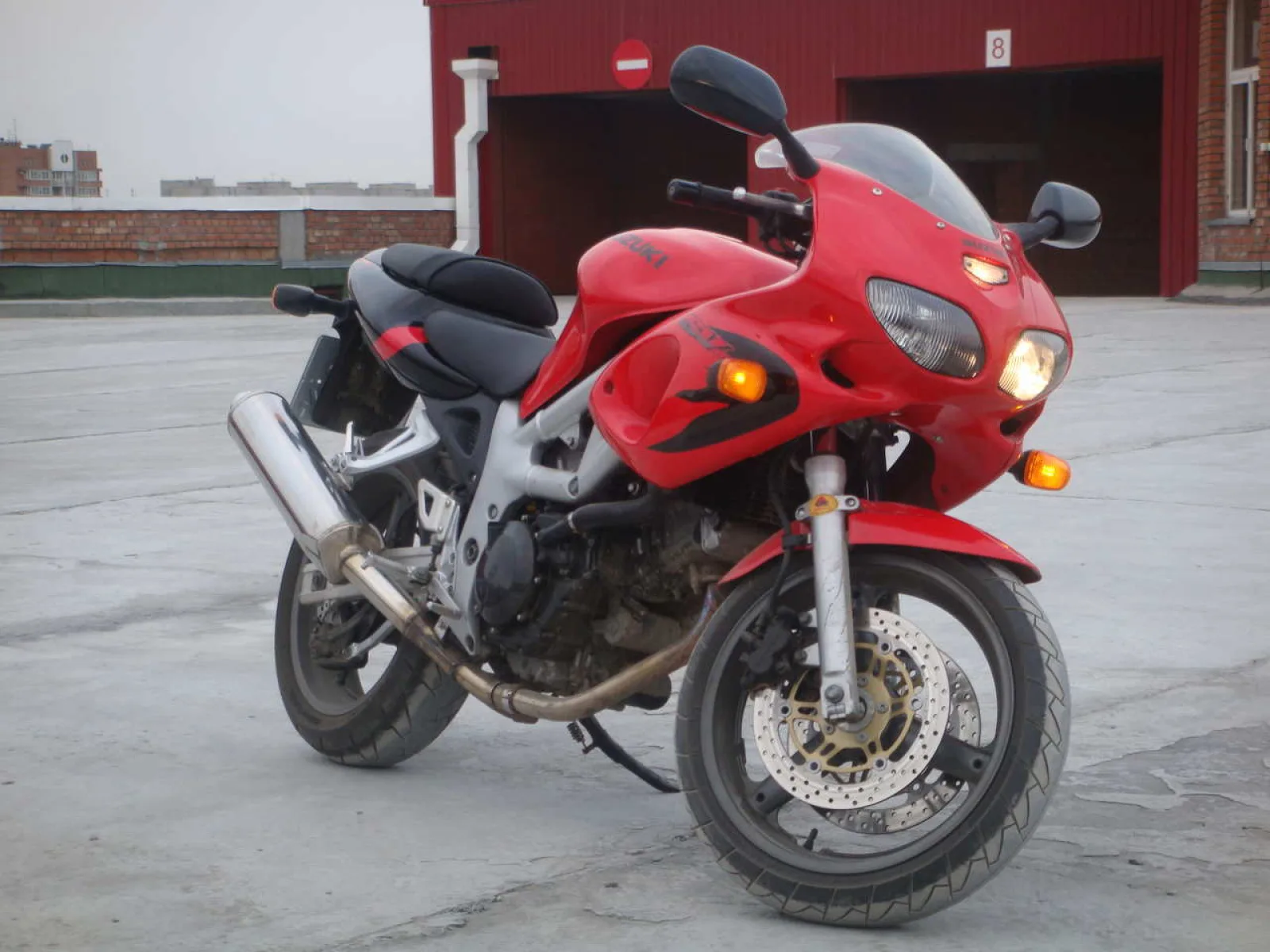 Раздельные фары в переднем обтекателе мотоцикла Suzuki SV 400 модификации S