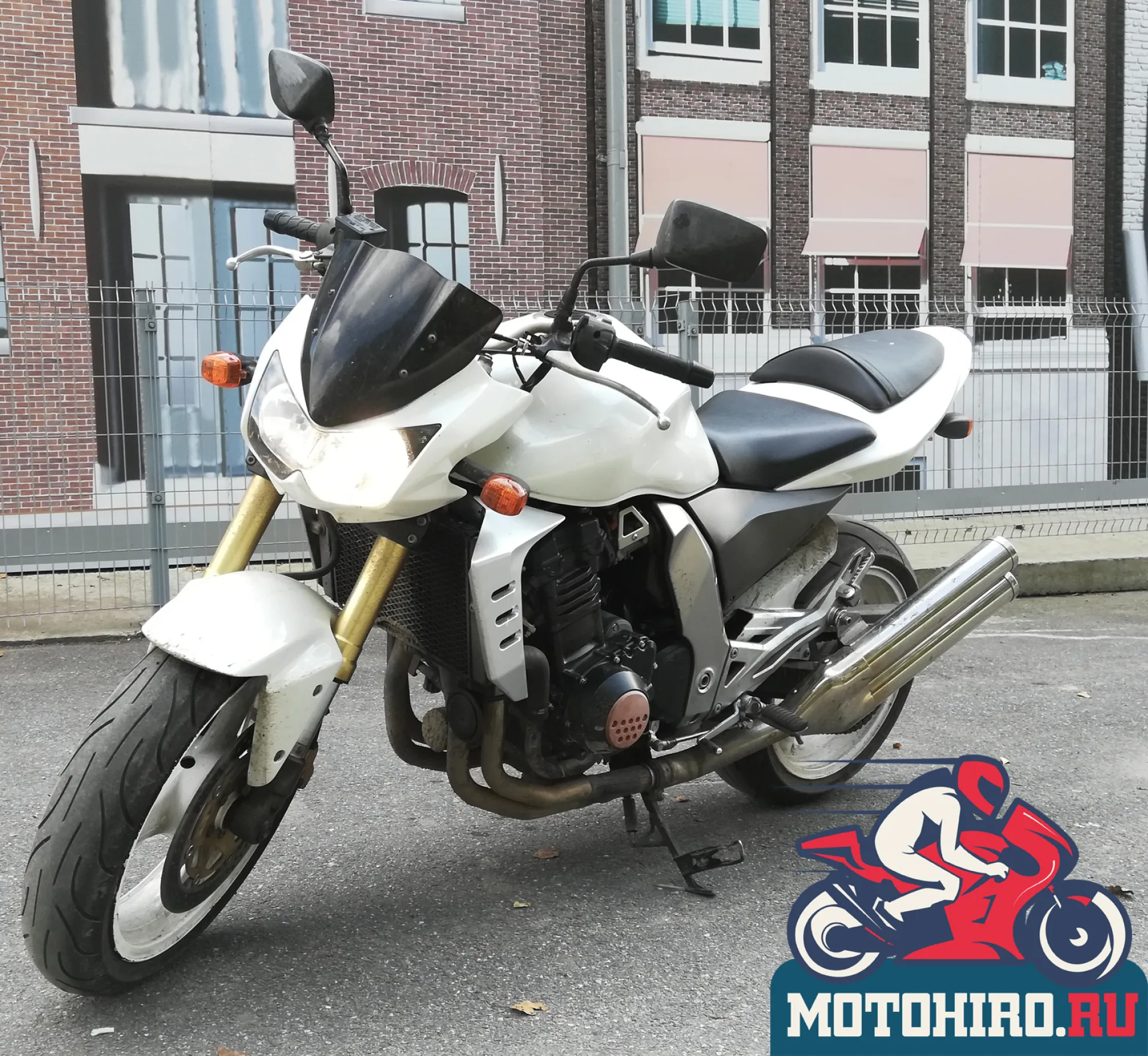 Вид спереди сбоку на Kawasaki z1000