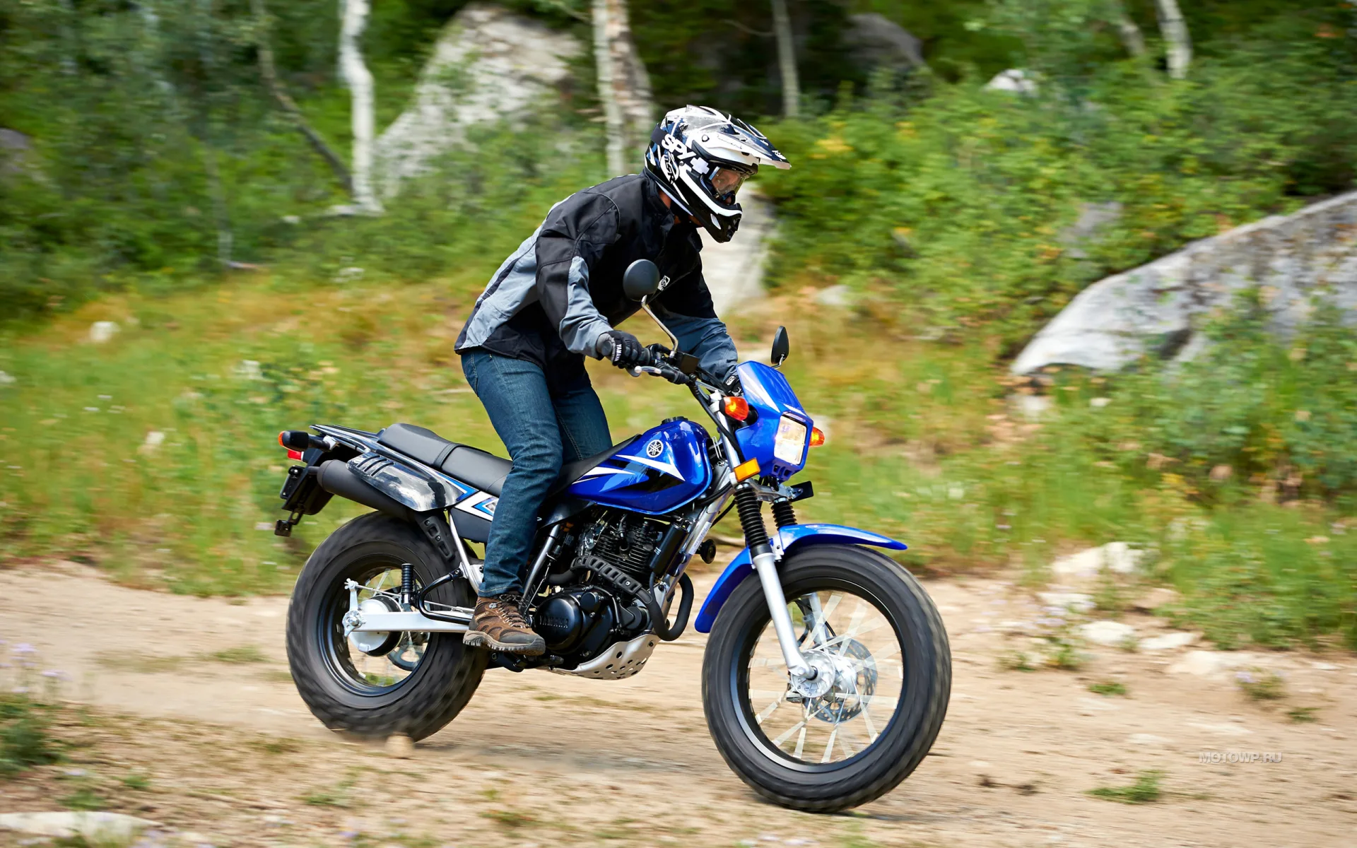 Yamaha TW 200 на бездорожье человек в стойке