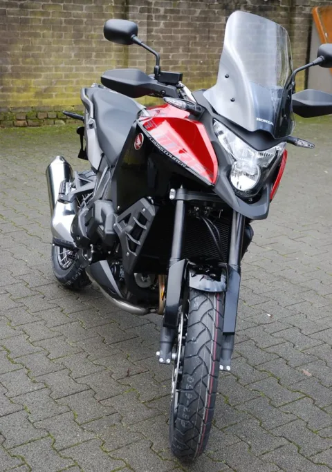 Красный обтекатель в передней части японского мотоцикла Honda VFR1200X Crosstourer