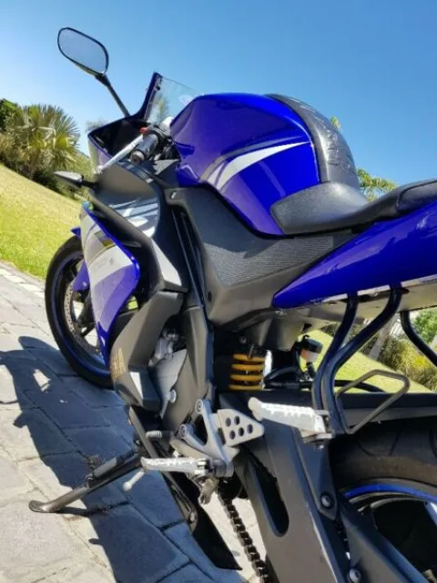Желтая пружина заднего амортизатора на мотоцикле Yamaha YZF-R125
