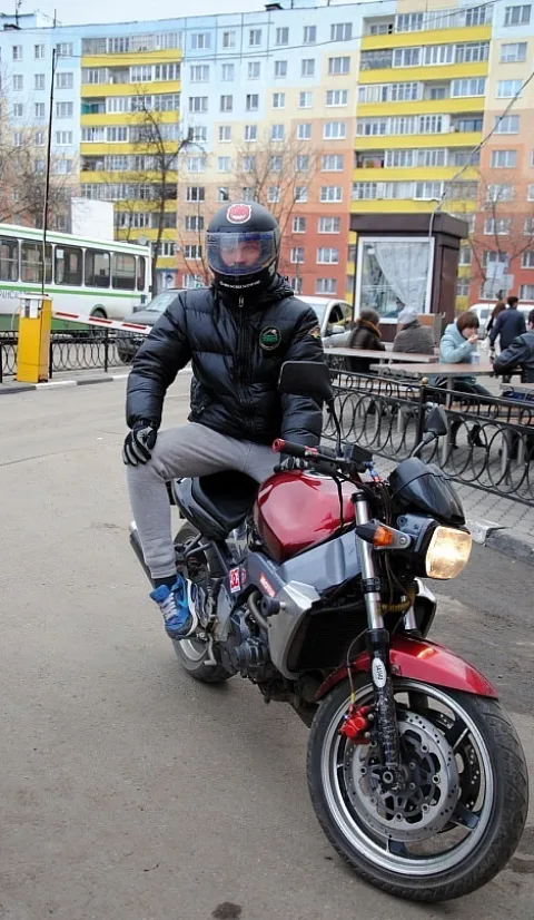 Японский нейкед Kawasaki Xanthus 400 во дворе многоэтажного дома