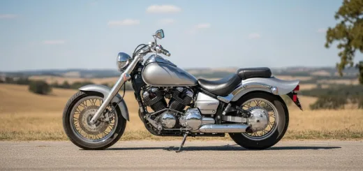 Yamaha Drag Star 1100 в серебристом цвете вид сбоку