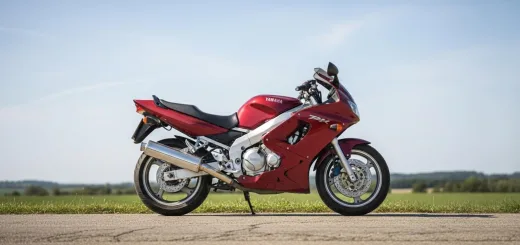 Yamaha YZF1000R Thunderace вид сбоку в красном цвете