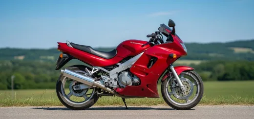 Kawasaki ZZR 400-2 вид сбоку в красном цвете после рестайлинга