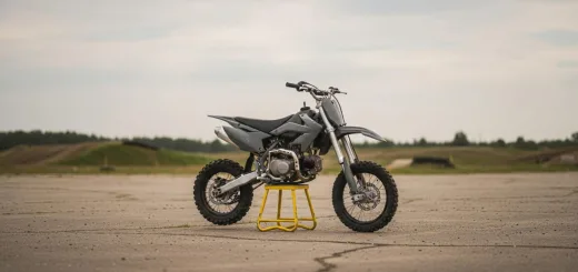 Питбайк REgulMOTO 125 кубов в сером цвете на подкате в виде стула