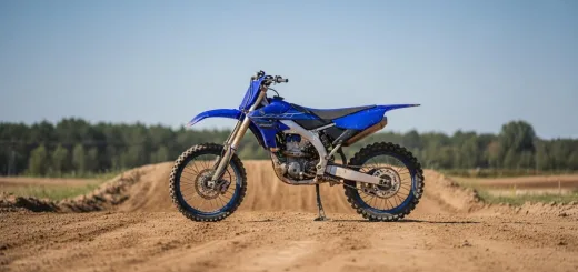 Yamaha YZ 250 F в полёте с гонщиком на трассе
