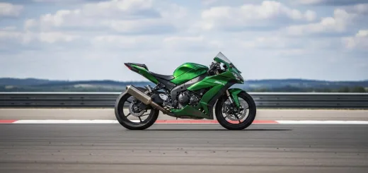 Kawasaki ninja ZX-10R зелёный вид сбоку на треке большой скорости