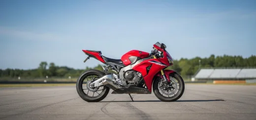 Honda CBR1000RR fireblade 2014 года выпуска вид сбоку