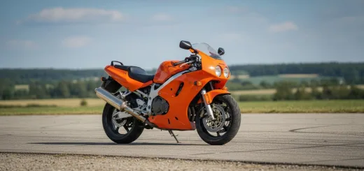 Honda CBR 900 RR Fireblade в оранжевом кузове 1996 года выпуска