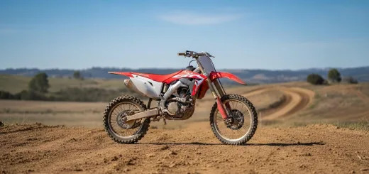 Honda CRF 450 2016 года выпуска на подножке