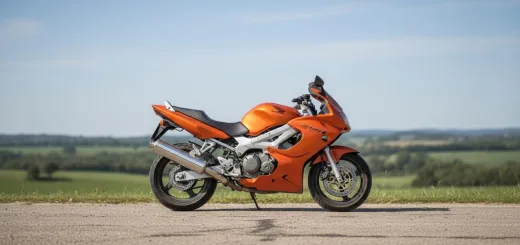 Оранжевый Honda VTR1000F Firestorm 2001 года выпуска вид сбоку