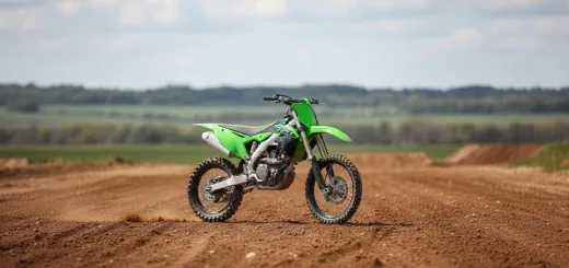 Сбоку Kawasaki KX450F в кроссовой версии без фары