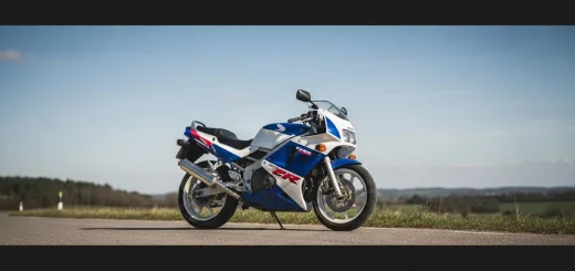 Honda CBR400RR NC23 в бело-голубом исполнении