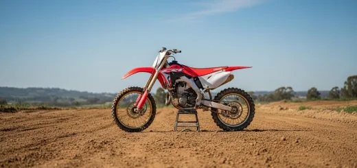 Honda CRF150R тащит на заднем колесе во время заезда на кроссовой трассе