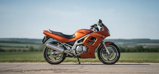 Suzuki RF 400 в оранжевом цвете вид сбоку вблизи