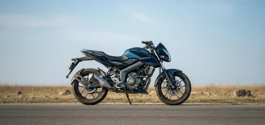 BAJAJ Pulsar NS 200 вид сбоку в тёмном цвете