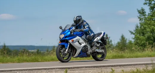 Suzuki GSX650F райдер кладёт на бок в повороте мотоцикл 2007 года выпуска