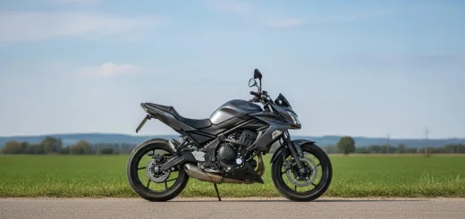 Кавасаки Ninja 650R в тёмном цвете вид сбоку