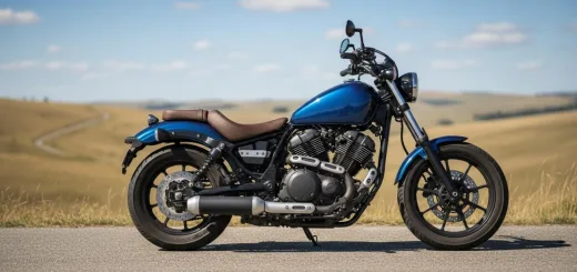 Yamaha XV950 BOLT вид сбоку 2017 года выпуска девушка райдер