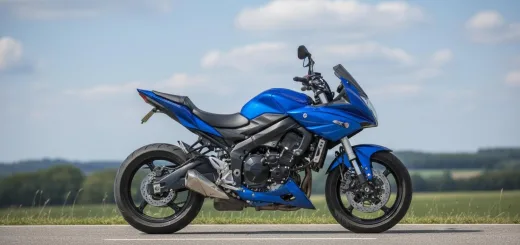 Suzuki GSR 750 вид сбоку в синем цвете 2014 года выпуска