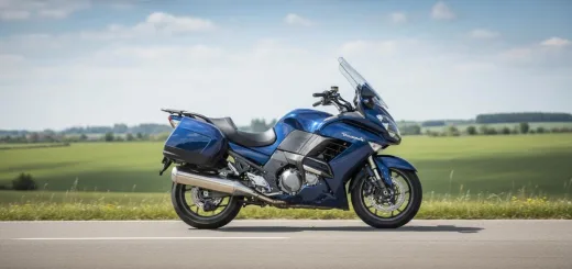 Kawasaki GTR 1400 в синем цвете туристический мотоцикл 2018 года выпуска вид сбоку